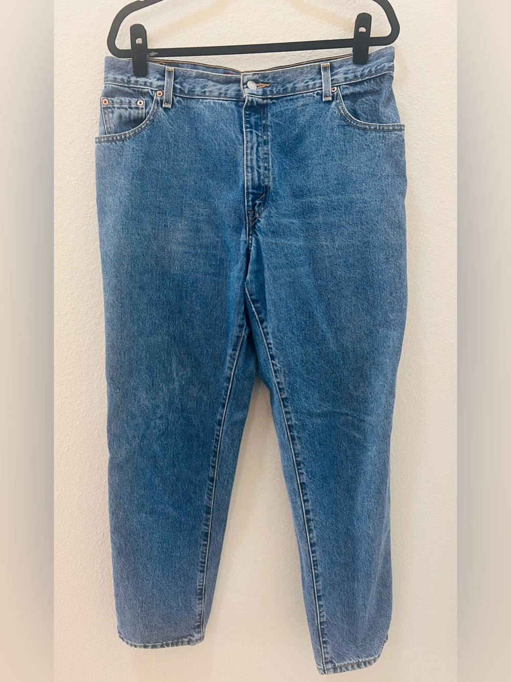 VINTAGE Levi's 550 Medium Blue Relaxed Denim Jeans. Tapered leg - Picture 1 of 5